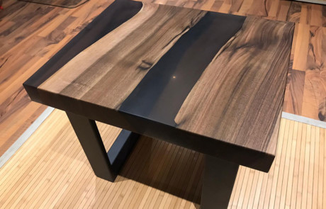 Ein Couchtisch/Wohnzimmertisch aus dunklem Holz