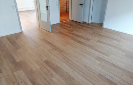 Bodenbelag aus Vinyl mit Parkett Muster - nachher Bild
