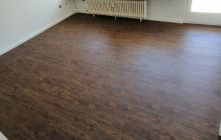 Bodenbelag mit sehr kräftigem Dark-Oak Vinyl-Boden ausgestattet