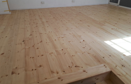 Boden mit Kiefer Massivdielen - nachher Bild