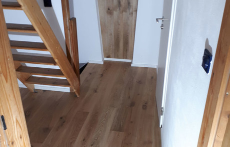 Bodenbelag und Treppenverkleidung mit 3-Schicht Parkett Eiche weiß geölt - nachher Bild