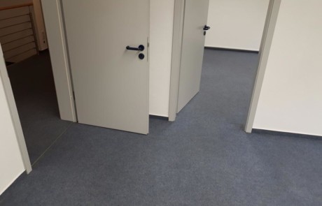 Alter Bodenbelag aus Teppich - vorher Bild