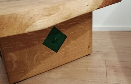 Ein Couchtisch/Wohnzimmertisch aus Eiche mit eingearbeitetem Muster