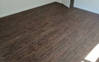 Bodenbelag mit sehr kräftigem Dark-Oak Vinyl-Boden ausgestattet