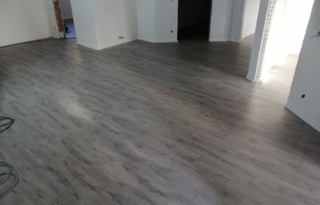 Neuer Boden mit silbergrauen Vinyl im Flur