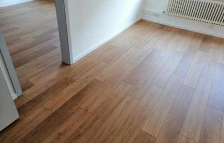 Bodenbelag aus Vinyl mit Parkett Muster - nachher Bild