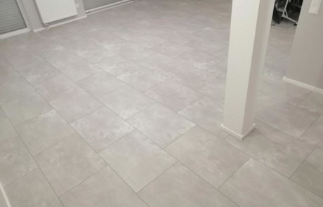 Alter weißer Bodenbelag - vorher Bild