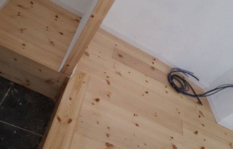 Boden mit Kiefer Massivdielen - nachher Bild