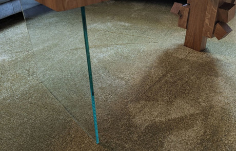 Einzigartiger Couchtisch aus Eiche mit Sicherheitsglas als weiteres Bein