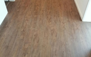 Bodenbelag im Flur mit sehr kräftigem Dark-Oak Vinyl-Boden ausgestattet