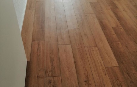 Neuer Bodenbelag mit Vinyl Parkett Muster - nachher Bild