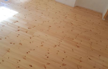 Boden mit Kiefer Massivdielen - nachher Bild