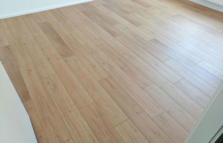 Neuer Bodenbelag mit Vinyl Parkett Muster - nachher Bild