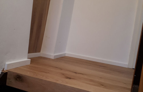 Bodenbelag und Treppenstufen mit 3-Schicht Parkett Eiche weiß geölt - nachher Bild