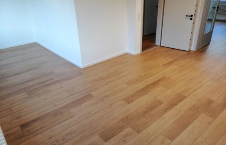 Bodenbelag aus Vinyl mit Parkett Muster - nachher Bild