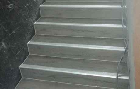Neuer Treppenbelag mit silbergrauen Vinyl